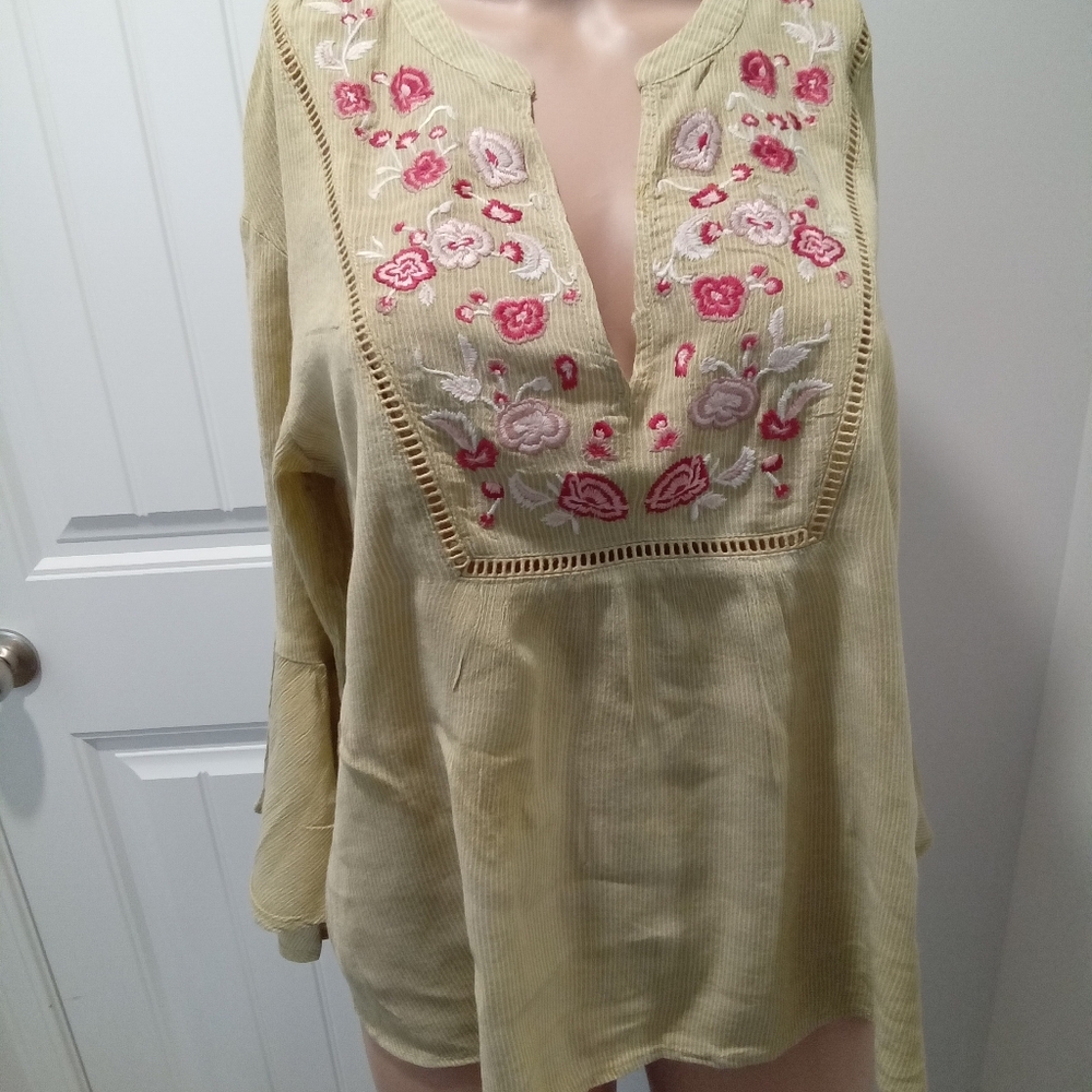 love, fire Size M. Embroidered Floral Bell Sleeve Top